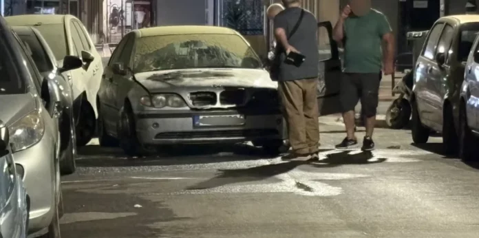 Συναγερμός στη Λάρισα: Όχημα έπιασε φωτιά πάνω στον δρόμο