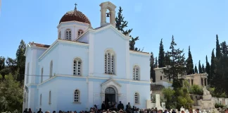 Σε κλίμα οδύνης το τελευταίο αντίο στη Λένα Σαμαρά – Πλήθος κόσμου στο Α’ Νεκροταφείο Αθηνών (φωτο)