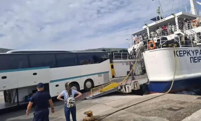 Ηγουμενίτσα: Λεωφορείο κόλλησε στη μπουκαπόρτα πλοίου με προορισμό την Κέρκυρα