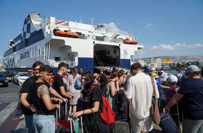 Παραμένει το απαγορευτικό απόπλου στα λιμάνια Πειραιά, Λαυρίου και Ραφήνας – Επιμένουν οι θυελλώδεις άνεμοι