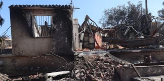 Το πέρασμα της πύρινης λαίλαπας στην Ανατολική Αττική άφησε πίσω της καταστροφή: Ένας νεκρός, χιλιάδες καμένα στρέμματα, σπίτια και αυτοκίνητα έγιναν στάχτη