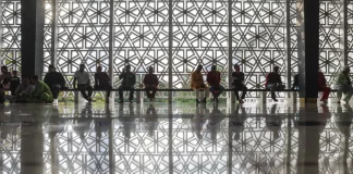 Πολιτεία της Μαλαισίας απειλεί με φυλάκιση άνδρες που δεν πάνε στο τζαμί για την προσευχή της Παρασκευής