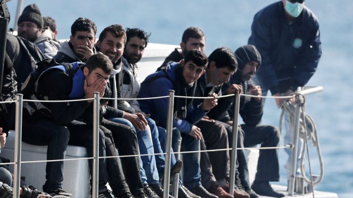 Απόφαση Πλεύρη-Γεωργιάδη: Με ακτινογραφία στον… αριστερό καρπό θα προσδιορίζεται η «οστική ηλικία» των ασυνόδευτων που αιτούνται άσυλο