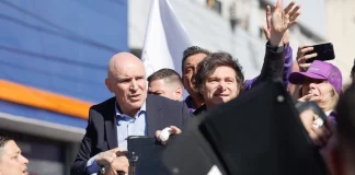 Διαδηλωτές στην Αργεντινή πέταξαν πέτρες και μπουκάλια στον πρόεδρο Μιλέι