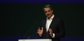 Εκλογικός νόμος: «Στα δύο» κυβέρνηση και ΝΔ και… στη μέση ο Μητσοτάκης