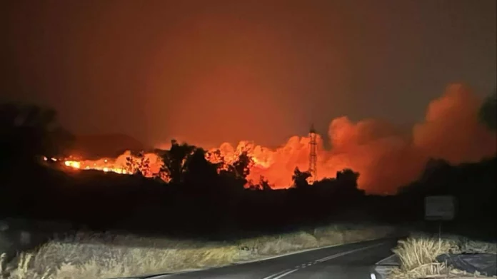 Φωτιά στα Μέγαρα: Περιορίστηκε το μέτωπο που ξέσπασε τα ξημερώματα – Ήχησε και το 112