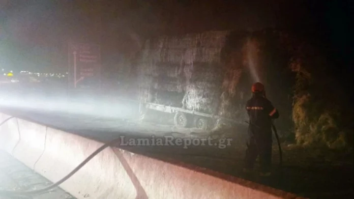 Νταλίκα φορτωμένη με άχυρα έπιασε φωτιά στον Ε65 στο ρεύμα προς Λαμία – Κυκλοφοριακές ρυθμίσεις