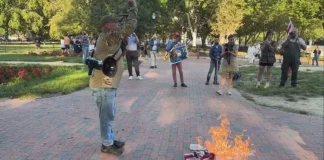 Συνελήφθη διαδηλωτής που έβαλε φωτιά σε σημαία των ΗΠΑ κοντά στον Λευκό Οίκο αψηφώντας διάταγμα του Τραμπ – Δείτε βίντεο