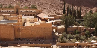 Μονή Σινά: Πραξικοπηματίες μοναχοί επιχειρούν να σπάσουν τις πόρτες και να καταλάβουν το μοναστήρι