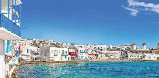 Daily Express: Οι τουρίστες εγκαταλείπουν Σαντορίνη και Μύκονο