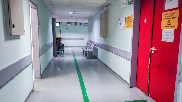 Στην αντεπίθεση περνούν οι νοσοκομειακοί γιατροί- Σκληρή απάντησή για τα «βραχιολάκια»