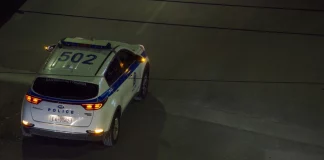 Σύγκρουση ΙΧ με περιπολικό στην Καλλιθέα: Τρεις τραυματίες, ανάμεσά τους και μία πεζή