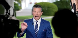 ΗΠΑ: Αντιδράσεις για τον «Χριστιανό εθνικιστή» πάστορα του υπουργού Άμυνας που επικρίνει το δικαίωμα ψήφου στις γυναίκες