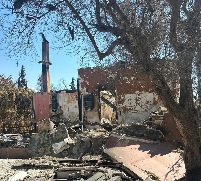 Δραματική ιστορία πυρόπληκτου από την Πάτρα: Κάηκε το σπίτι και η ιτιά που φύτεψε στη μνήμη της κόρης του