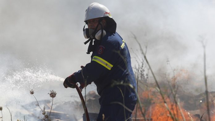 Οριοθετήθηκε η φωτιά στην Κάντζα – Τα εναέρια την «πρόλαβαν» πριν επεκταθεί