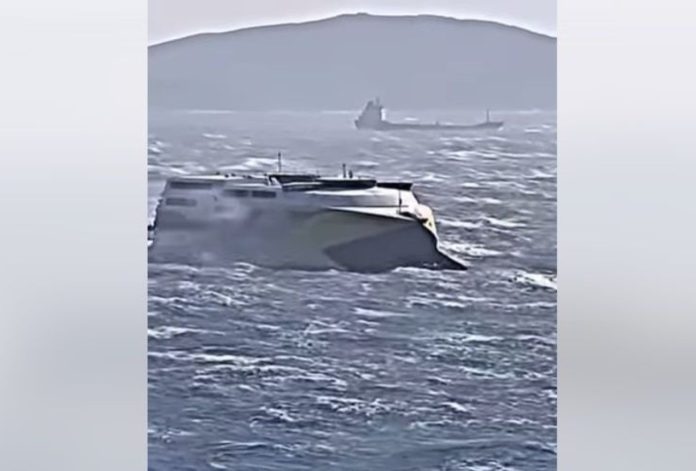 Πλοίο δίνει μάχη με 9 Μποφόρ ανοιχτά της Τήνου – Συνταρακτικό βίντεο