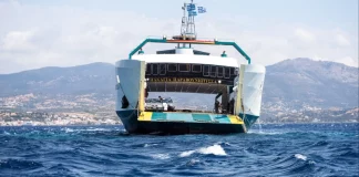 Ρήγμα 20 μέτρων βρήκαν οι δύτες στο πλοίο που προσάραξε σε ξέρα στα Νέα Στύρα – Η αποκόλληση και τα επόμενα βήματα