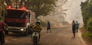 Πάτρα: Άνδρας άρπαξε εξοπλισμό από πυροσβεστικό όχημα και εμπόδισε την κατάσβεση