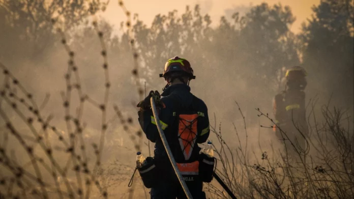 Μαίνεται η φωτιά στη Βάλια Κάλντα, είναι εκτός του εθνικού δρυμού – Ισχυρές επίγειες και εναέριες δυνάμεις στην περιοχή