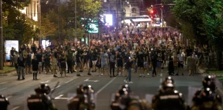 Αντικυβερνητικές διαδηλώσεις με βίαια επεισόδια για άλλη μια νύχτα στη Σερβία – Έκαψαν γραφεία του κόμματος Βούτσιτς