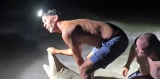 Η στιγμή που Αμερικανός προσπάθησε να βγάλει selfie με καρχαρία και αυτός τον δάγκωσε – «Τα ανόητα παιχνίδια πληρώνονται», του γράφουν