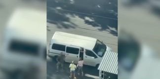 Ψάχνει με το «δίκαννο» στρατιώτες ο Ζελένσκι – Στρατολόγοι σέρνουν με τη βία νεοσύλλεκτους