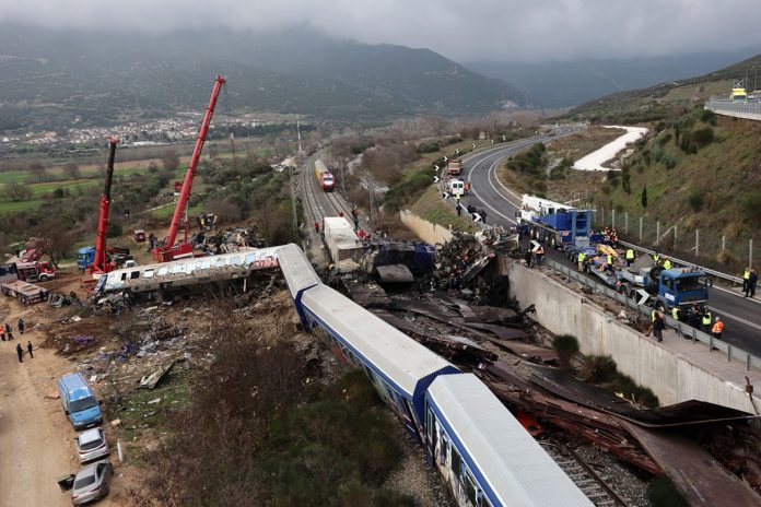 Τέμπη: Τι μπορούν να δείξουν οι εκταφές των σορών