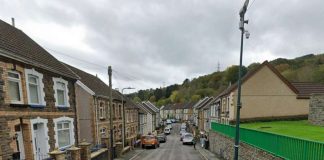 Βίντεο: H στιγμή που διευθυντής σχολείου στη νότια Ουαλία ξυλοκοπά τον υποδιευθυντή «για τα μάτια» μίας γυναίκας