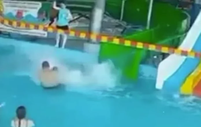 Φρικτό ατύχημα σε νεροτσουλήθρες: Γυναίκα έπεσε πάνω σε 6χρονο αγόρι και του προκάλεσε ρήξη ήπατος – Βίντεο από τη σφοδρή σύγκρουση
