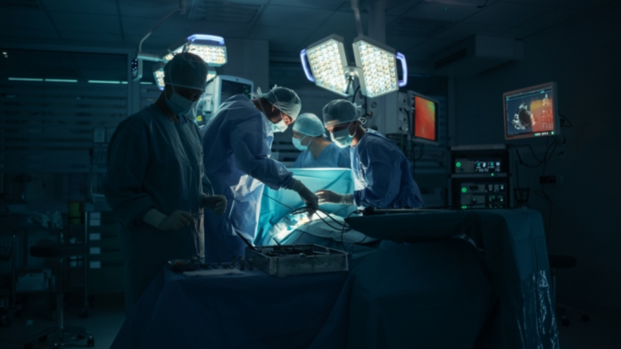 Άνοιξε τα μάτια του ο 15χρονος Δημήτρης μετά τη μεταμόσχευση ήπατος – Αισιοδοξίας μετά την περιπέτεια από θερμοπληξία