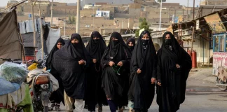 «Κρυφό σχολειό» στο Αφγανιστάν: Κάτω από τη μύτη των Ταλιμπάν, γυναίκες διδάσκονται επιστήμες, υπολογιστές, αγγλικά – «Τους κάνουμε μαθήματα για καλές μητέρες» λέει το καθεστώς