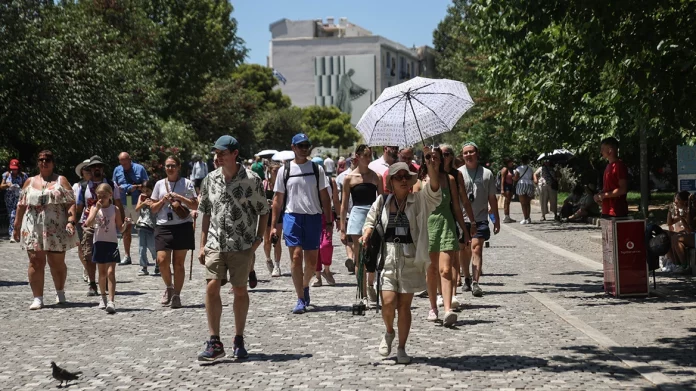 Καιρός: Δροσίζει σήμερα, εξασθενούν τα μελτέμια και έρχονται μπόρες – Πολύ υψηλός κίνδυνος πυρκαγιάς σε 8 περιφέρειες