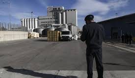 Συνεχίζεται το πανηγύρι στο τελωνείο Πειραιά