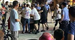 Διαδηλώσεις, επεισόδια και καταστολή μετά από ξυλοδαρμό 14χρονης από τρία κορίτσια στην Κίνα – Το βίντεο και οι ποινές που προκάλεσε την οργή