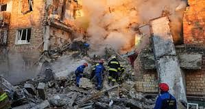 Μαζική επίθεση της Ρωσίας στο Κίεβο με 12 νεκρούς, ανάμεσά τους και παιδιά – Δείτε βίντεο με μεγάλη έκρηξη στο κέντρο της πόλης