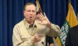 Σερίφης στην Φλόριντα εμφανίστηκε σαν… ράπερ μετά από τη σύλληψη βαρόνου των ναρκωτικών – Φόρεσε αλυσίδα $50.000 στο λαιμό