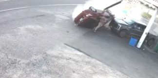 ΗΠΑ: Η στιγμή που εκτός ελέγχου αυτοκίνητο περνάει «ξυστά» από άνδρα – (VIDEO)