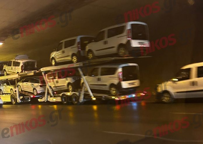 Αυτοκινητάμαξα «βρήκε» στην οροφή τούνελ στην Ποσειδώνος – Ένα από τα οχήματα έπεσε στο οδόστρωμα – ΦΩΤΟ αναγνώστη