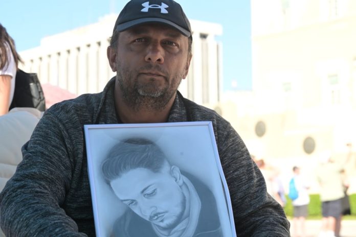 Το απόγευμα η μεγάλη συγκέντρωση στον απεργό πείνας Πάνο Ρούτσι – «Έχω δώσει υπόσχεση στο παιδί μου»