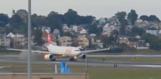 Βίντεο: H στιγμή που κινητήρας αεροσκάφους «τυλίγεται» στις φλόγες κατά την απογείωση στη Βοστώνη