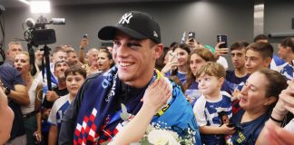 Στην Θεσσαλονίκη επέστρεψε ο «χρυσός» Κουγιουμτσίδης – Πανηγυρική υποδοχή με χορούς και τραγούδια – ΦΩΤΟ