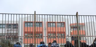 Financial Times: Η Ελλάδα αναστέλλει τη λειτουργία του 5% των σχολείων της – Μεγάλη μείωση των μαθητών