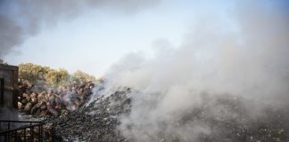 Φωτιά σε υπαίθριο χώρο επιχείρησης στον Βόλο – Μήνυμα από το 112 για τους καπνούς