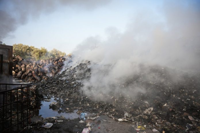 Φωτιά σε υπαίθριο χώρο επιχείρησης στον Βόλο – Μήνυμα από το 112 για τους καπνούς