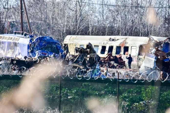 Τέμπη: Στο προσκήνιο η πυρασφάλεια στα τρένα – Το εξώδικο των συγγενών των θυμάτων και η συνεδρίαση της ΡΑΣ