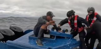 ΗΠΑ: Η στιγμή της επιδρομής σε σκάφος καρτέλ ναρκωτικών – (VIDEO)