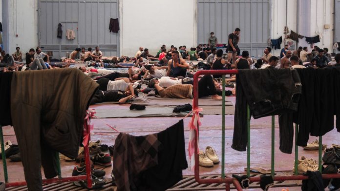 Κρήτη: Εγκλωβισμένοι και «ξεχασμένοι» εκατοντάδες μετανάστες – Αλαλούμ με τα Υπουργεία