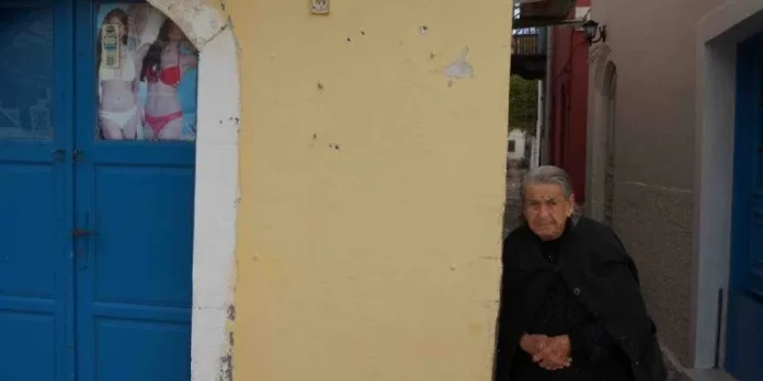 Η δημογραφική βόμβα πέρα από τα παραμύθια Μητσοτάκη