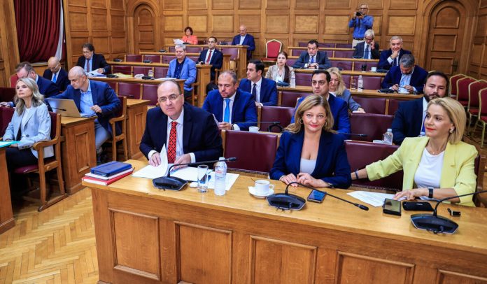 Βουλευτές τσακώθηκαν στη Βουλή για μια… καρέκλα