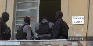 Κρήτη: «Άλλη μια ψεύτικη εγκληματική οργάνωση» φώναξαν οι συλληφθέντες έξω από την Εισαγγελία